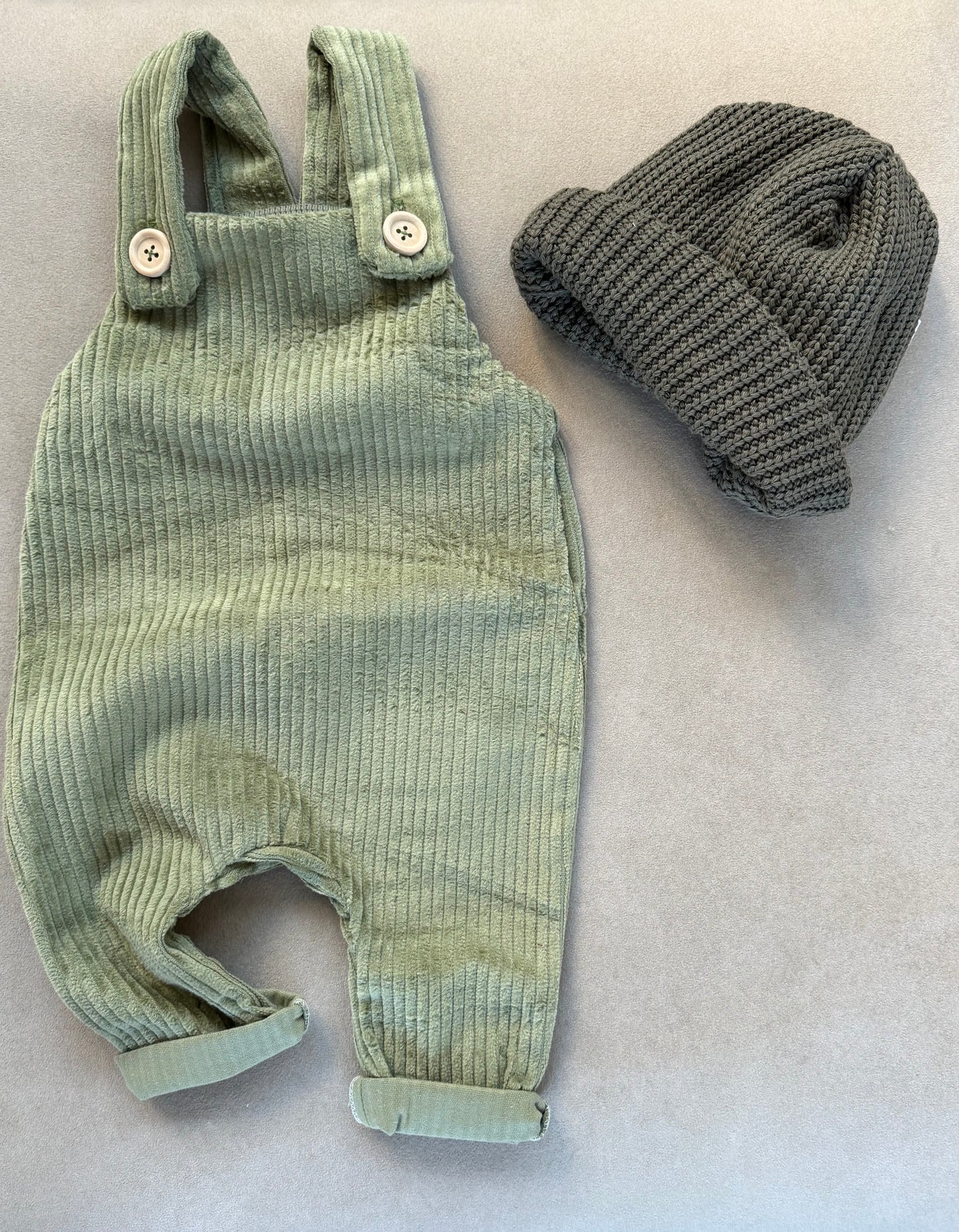 Salopette, sacca e cappellino