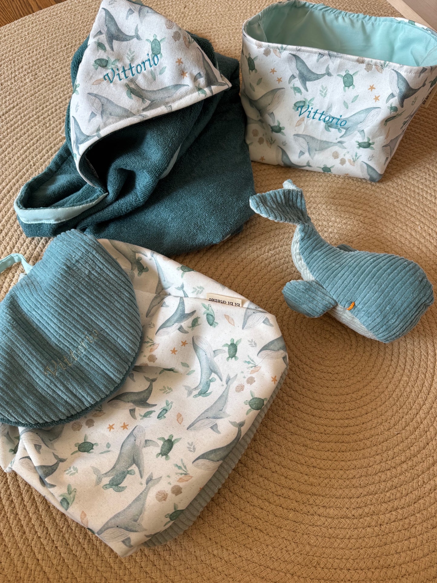 Zainetto, asciugamano, portaoggetti e peluche