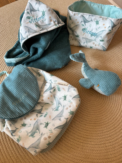 Zainetto, asciugamano, portaoggetti e peluche