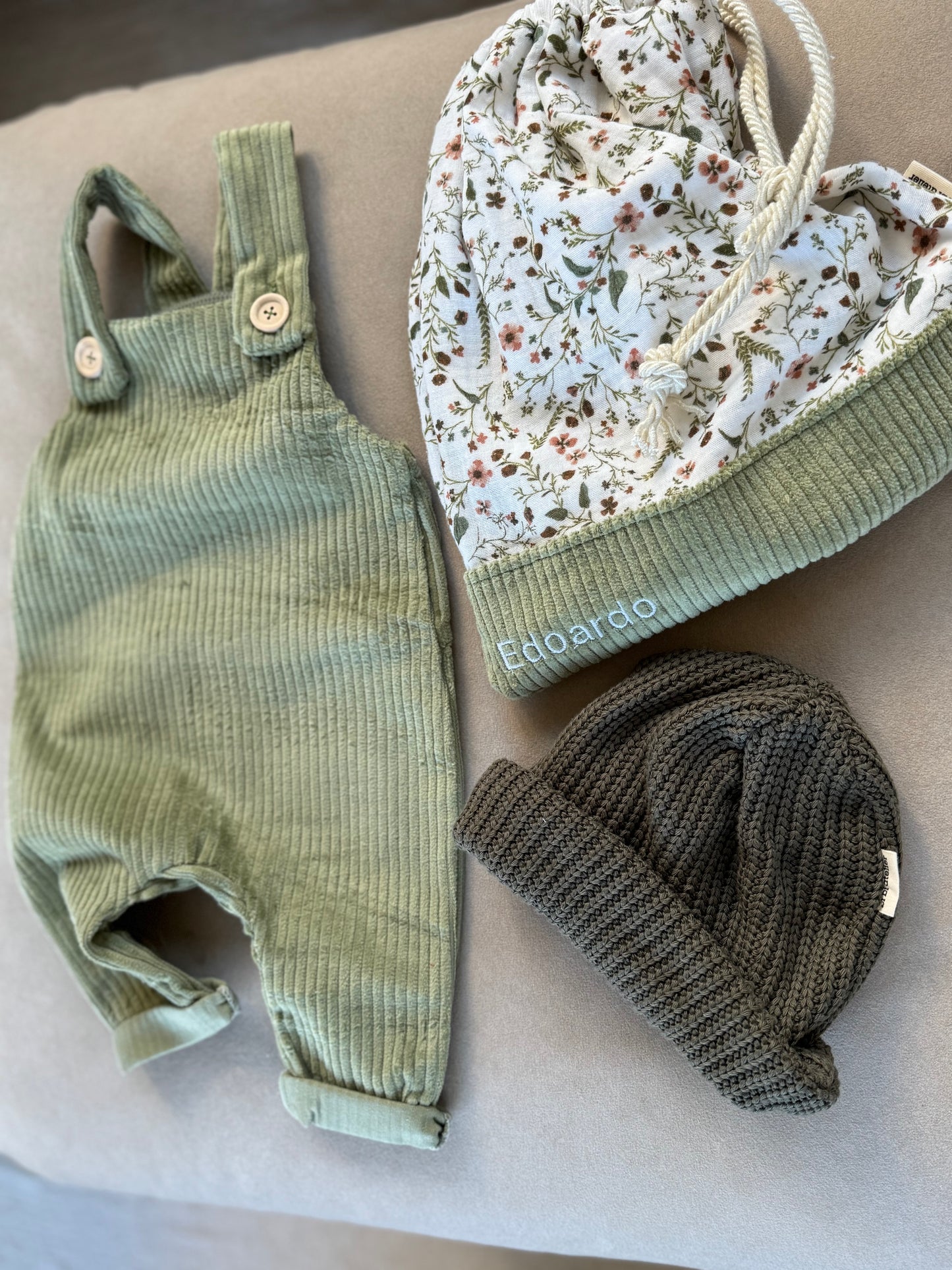 Salopette, sacca e cappellino