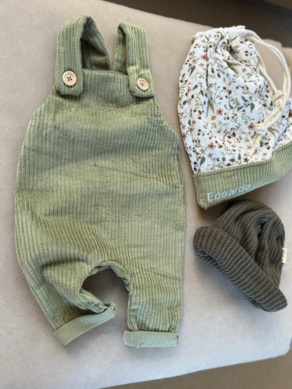 Salopette, sacca e cappellino