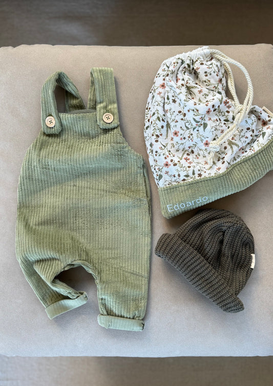 Salopette, sacca e cappellino