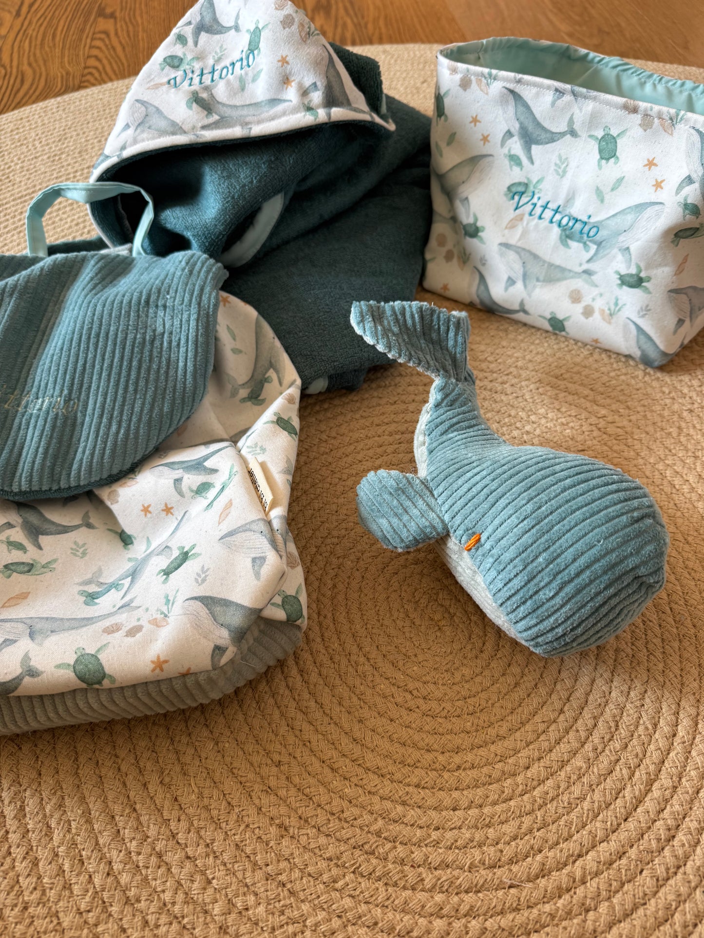 Zainetto, asciugamano, portaoggetti e peluche