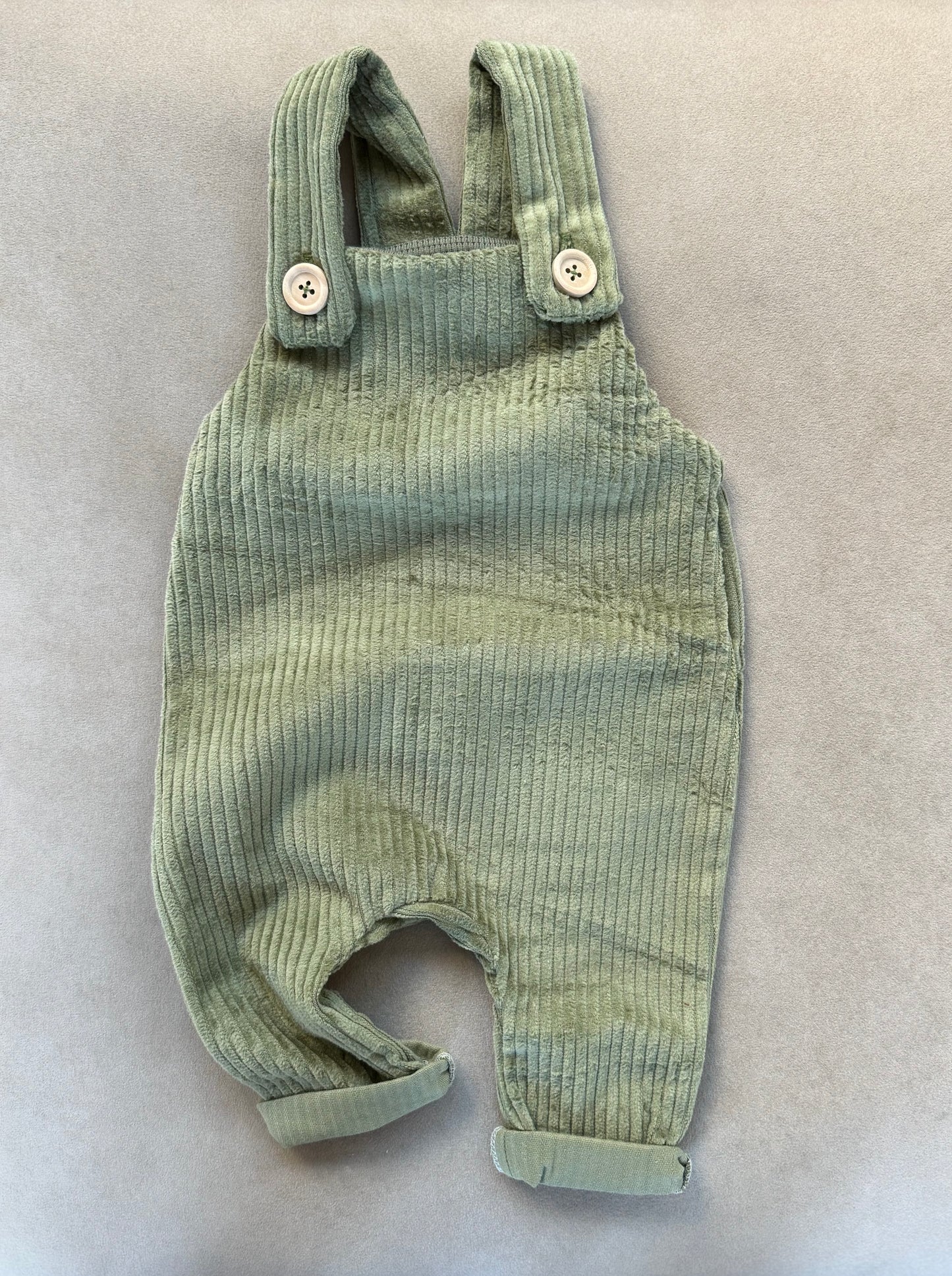 Salopette, sacca e cappellino