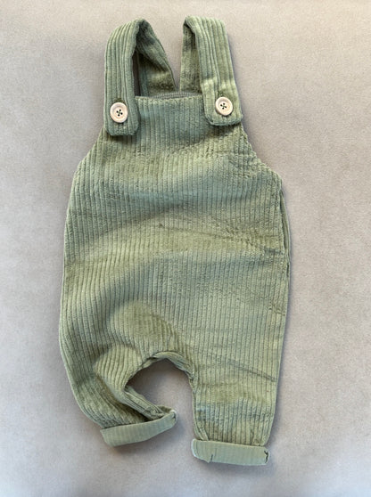 Salopette, sacca e cappellino